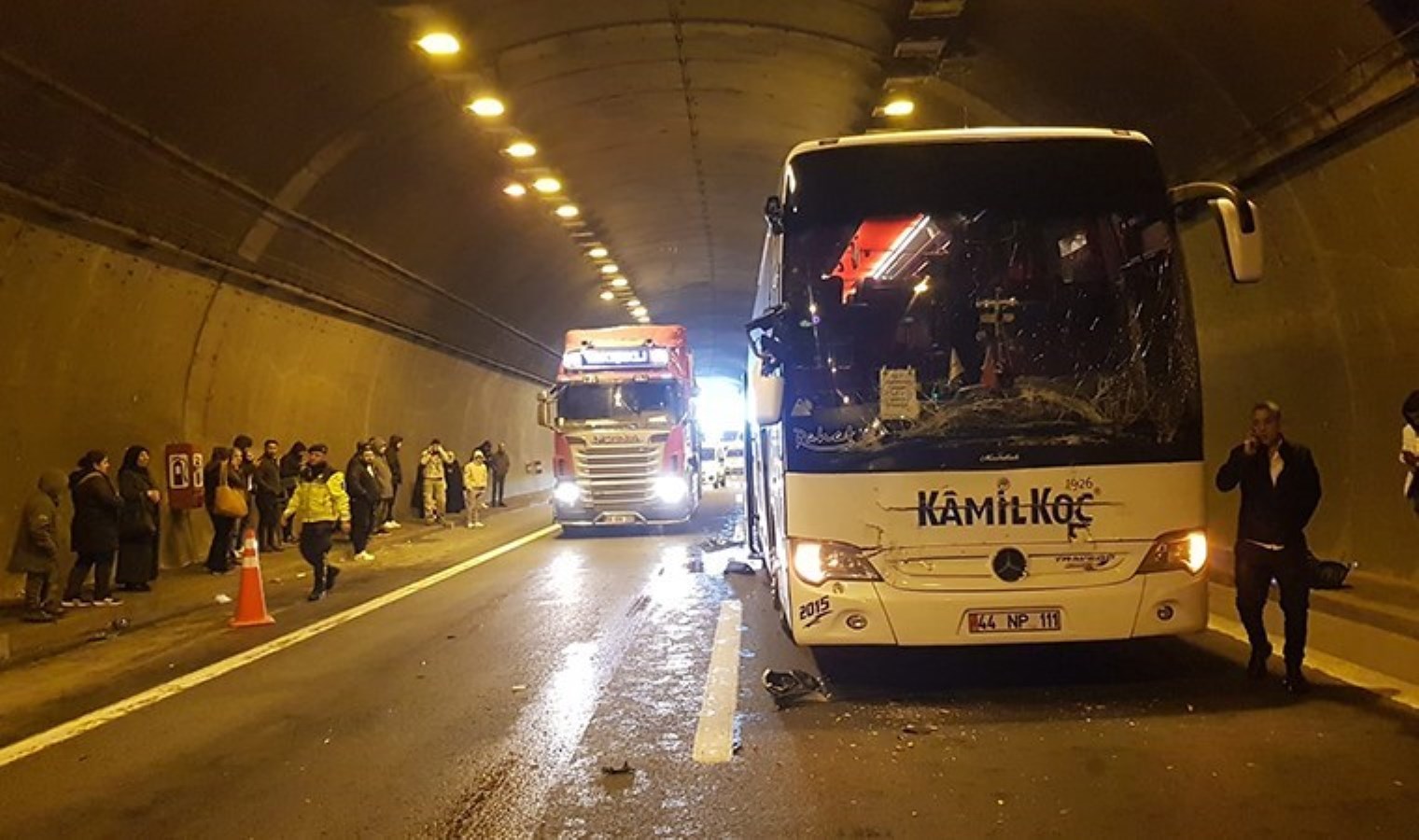 TEM’de iki yolcu otobüsü ve TIR birbirine girdi: 14 yaralı